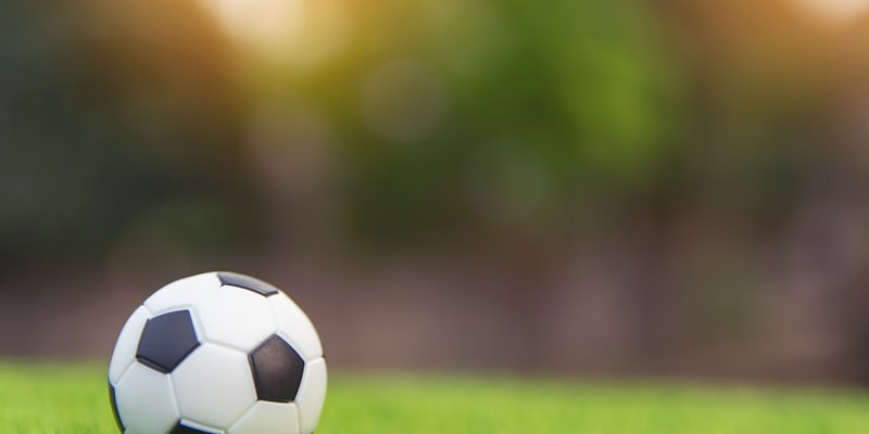 足球战术深度分析文章配图 - 曼城主帅瓜迪奥拉战术板讲解