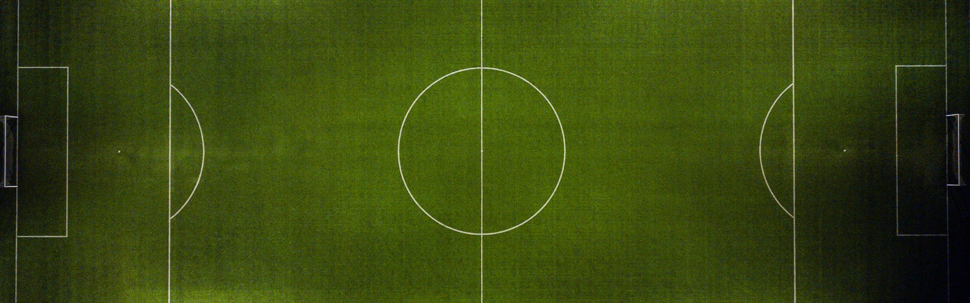 雷火竞技首页横幅 - 电竞选手激烈比赛场景，充满动感与科技感